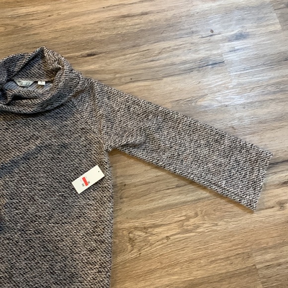 New with tags sweater - Picture 3 of 4